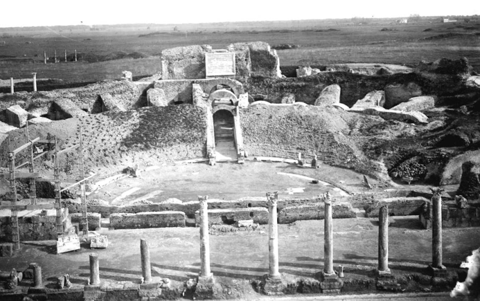 Il teatro di Ostia al termine degli scavi di Dante Vaglieri, 1913.